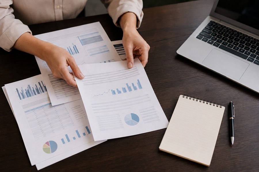 Pessoa organizando documentos financeiros